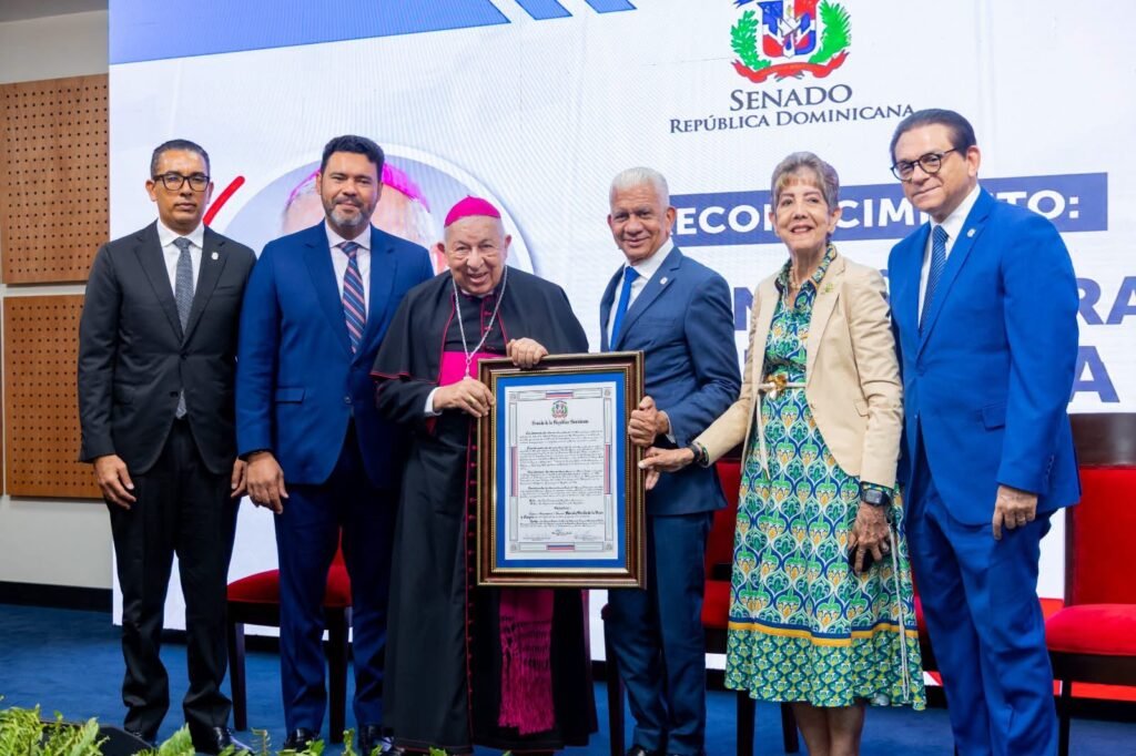 1-FOTO SENADO RECONOCE A MONS. RAMON BENITO.