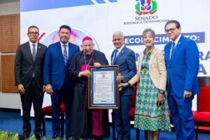 1-FOTO SENADO RECONOCE A MONS. RAMON BENITO.