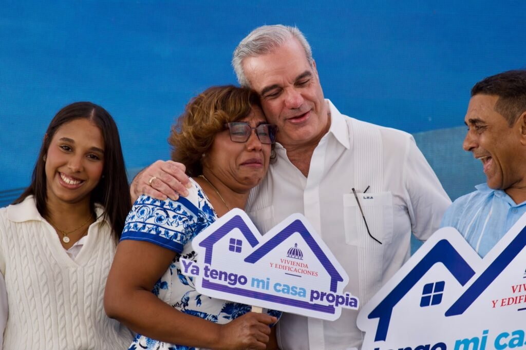 1-FOTO ABINADER Y MINISTRO MIVHED ENTREGAN APARTAMENTOS.
