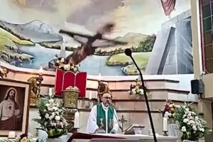 1-FOTO MUERE SACERDOTE AL CAERLE CRUZ.