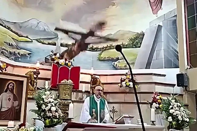 1-FOTO MUERE SACERDOTE AL CAERLE CRUZ.