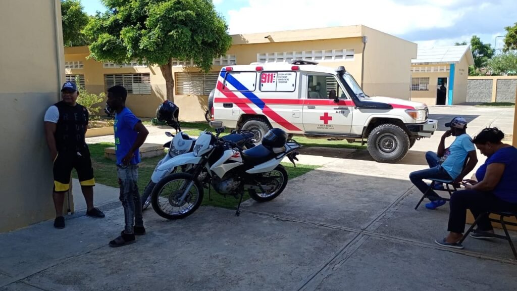 1-FOTO TRASLADAN ESTUDIANTES INTOXICADOS EN SPM