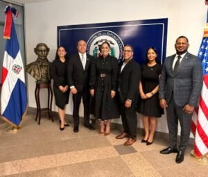 4-FOTO CONSULADO DOMINICANO EN HOUSTON RECIBE BUSTO.