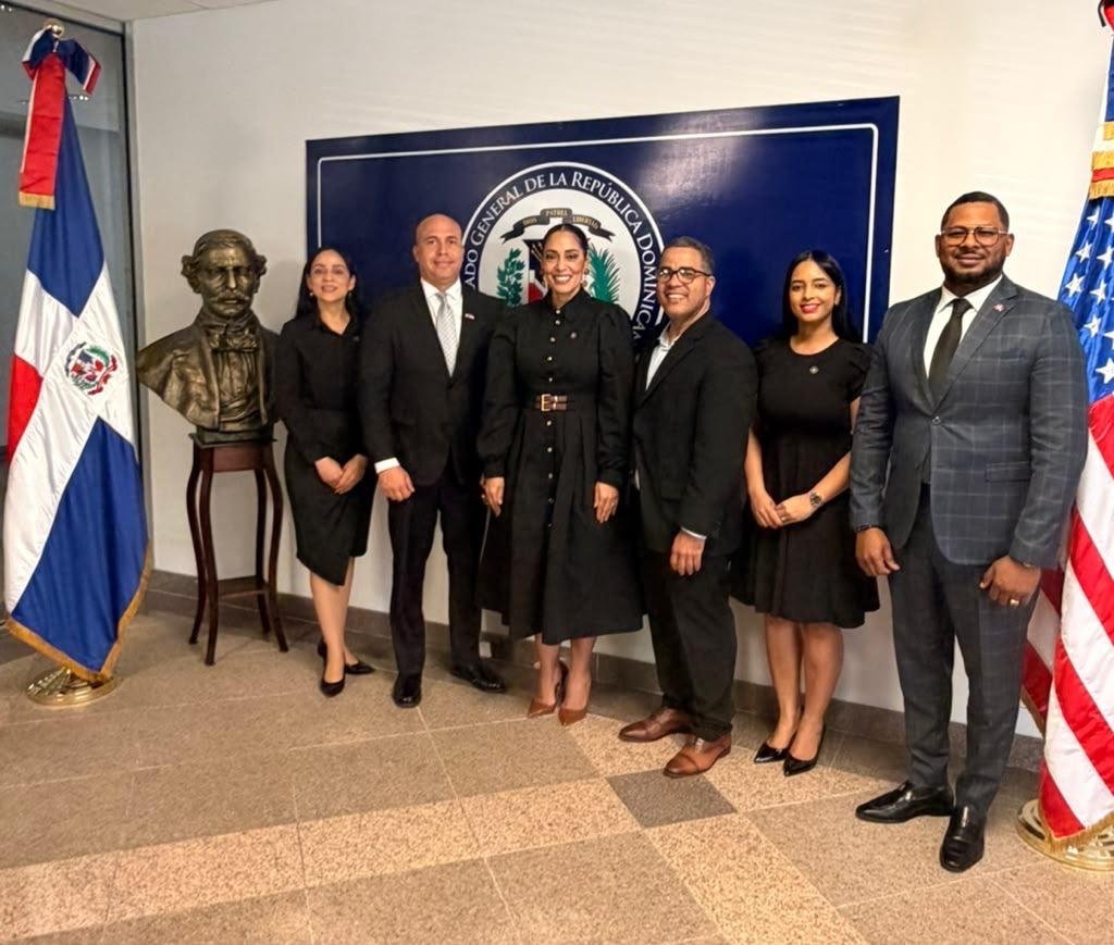 4-FOTO CONSULADO DOMINICANO EN HOUSTON RECIBE BUSTO.